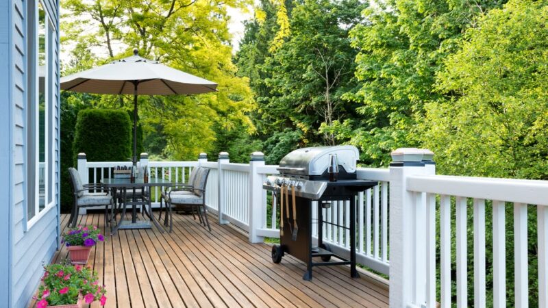 Deck With Vinyl Railing