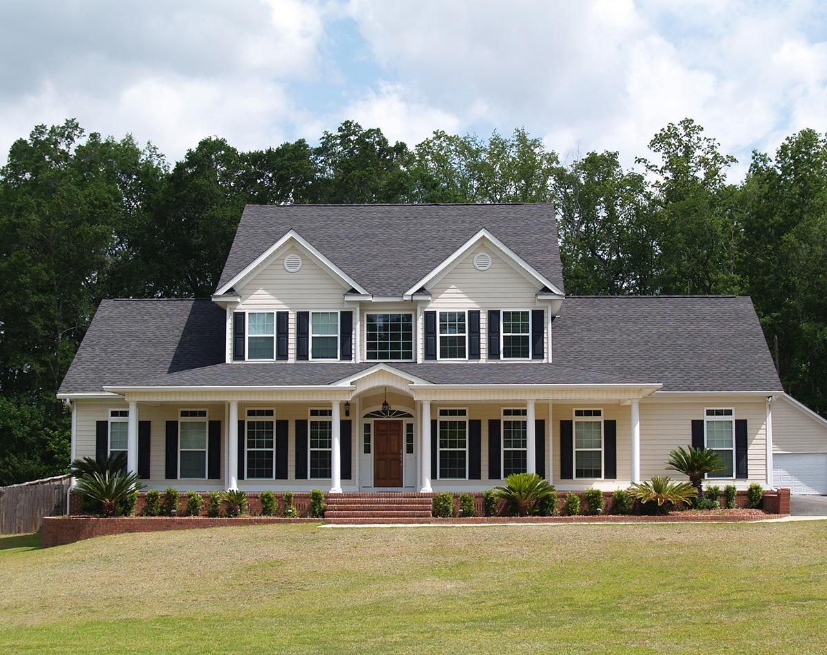 Two,Story,Residential,Home,With,With,Board,Siding,On,The Beautiful white house and lawn.